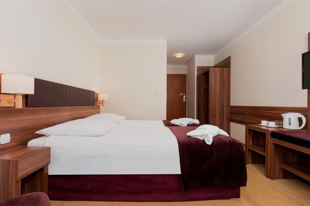 Jantar Medical Spa Дзивновек Екстериор снимка