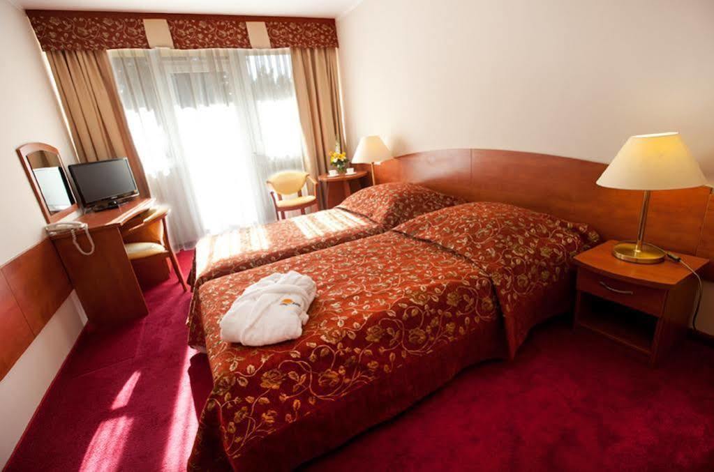 Jantar Medical Spa Дзивновек Екстериор снимка